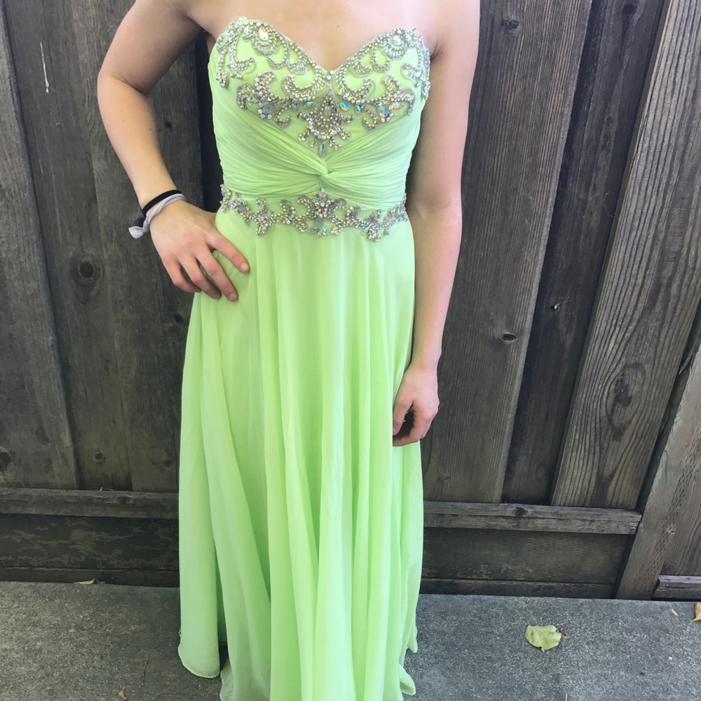 Caché prom dress offers welcome!